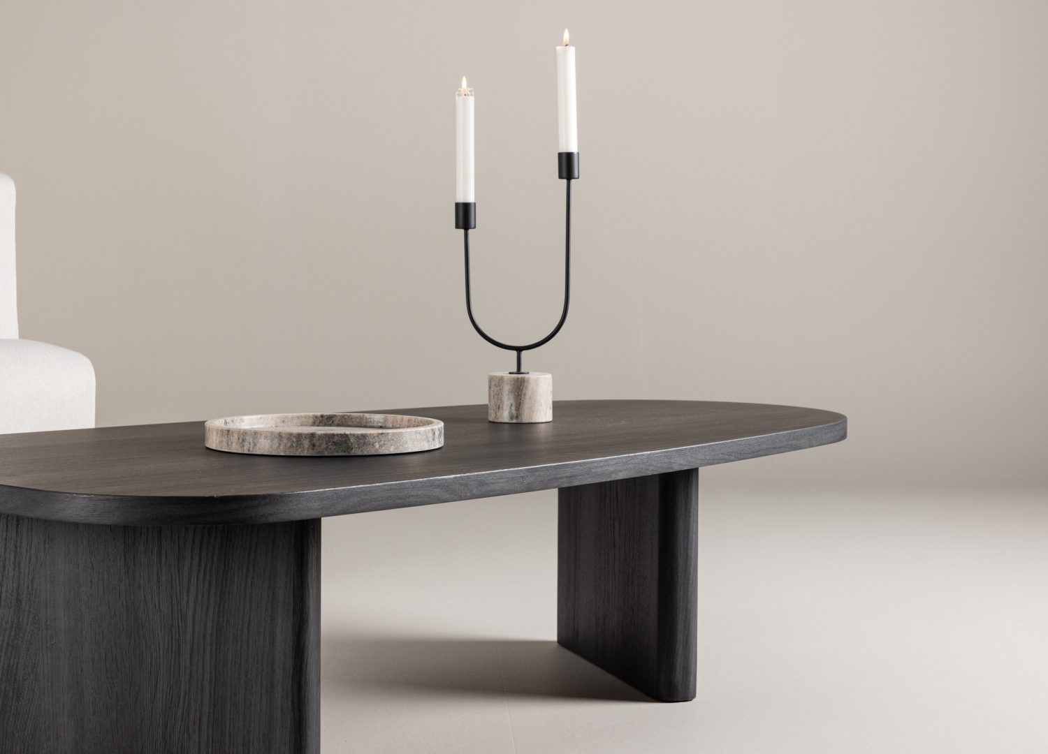 Table basse Grönvik noir dans un salon contemporain