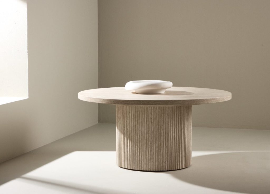 Table basse Härön beige dans un salon contemporain