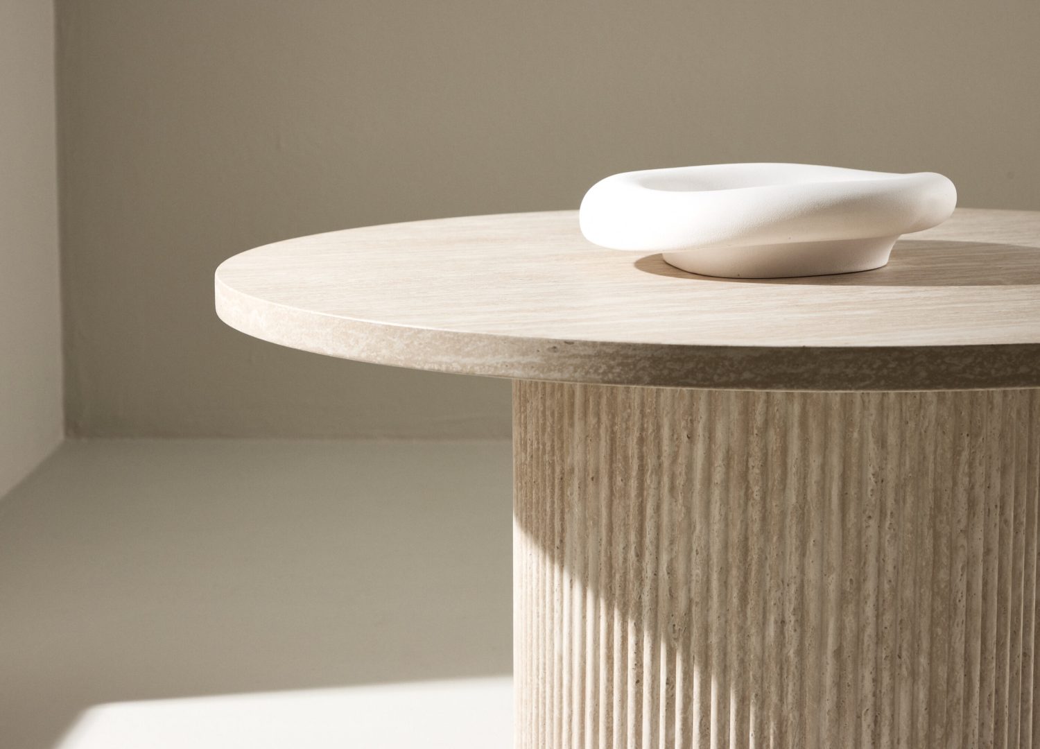 Table basse Härön beige dans un salon contemporain