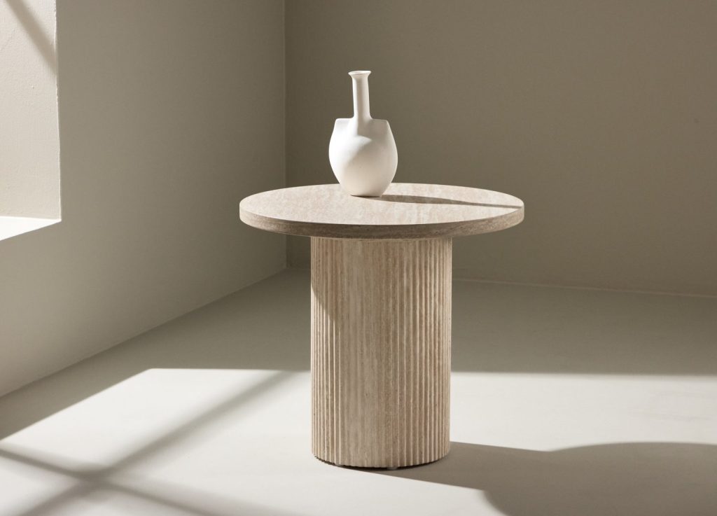 Table basse Härön beige dans un salon contemporain