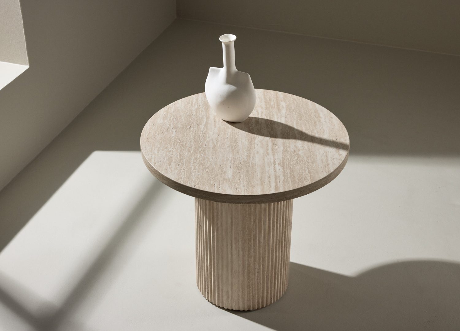 Table basse Härön beige dans un salon contemporain