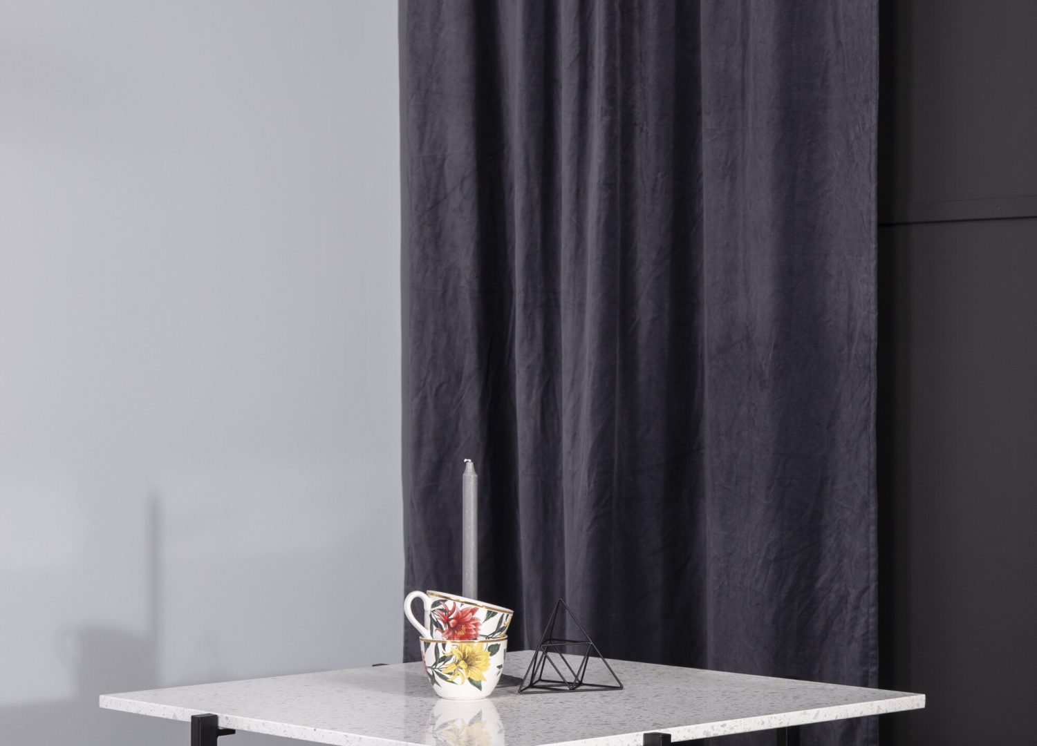 Table basse Hybrid blanc dans un salon contemporain