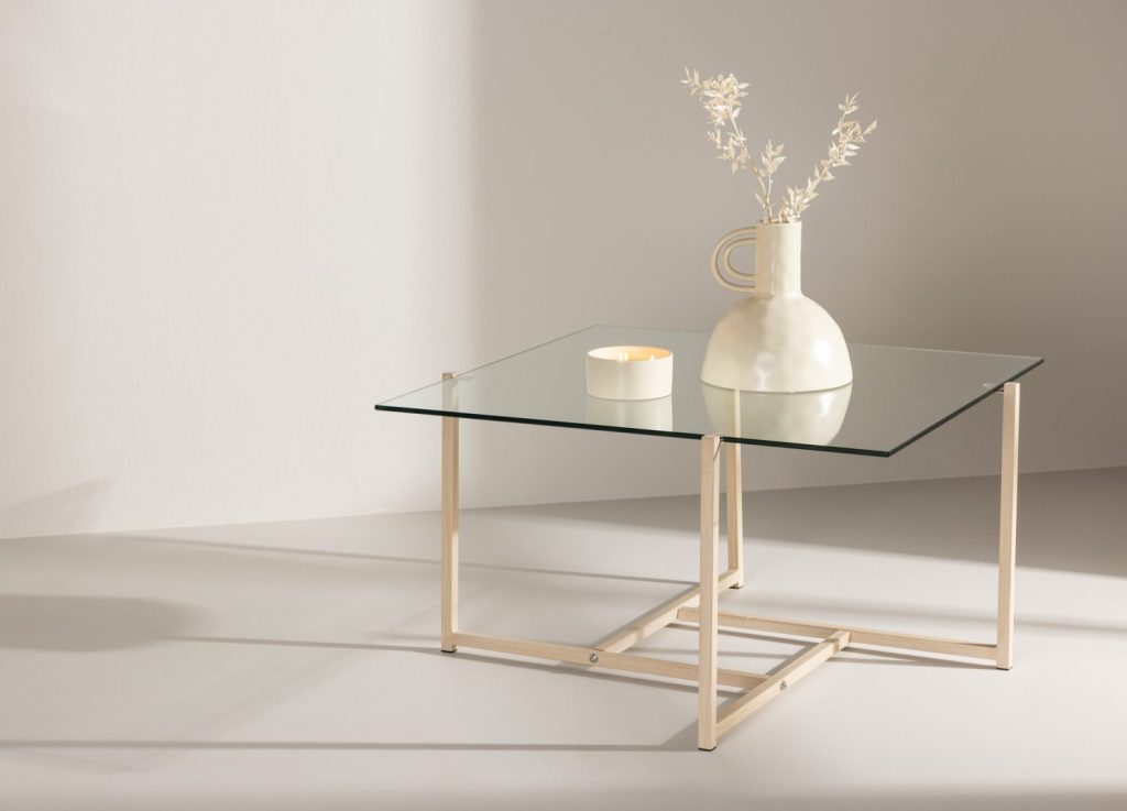 Table basse Hybrid transparent dans un salon contemporain