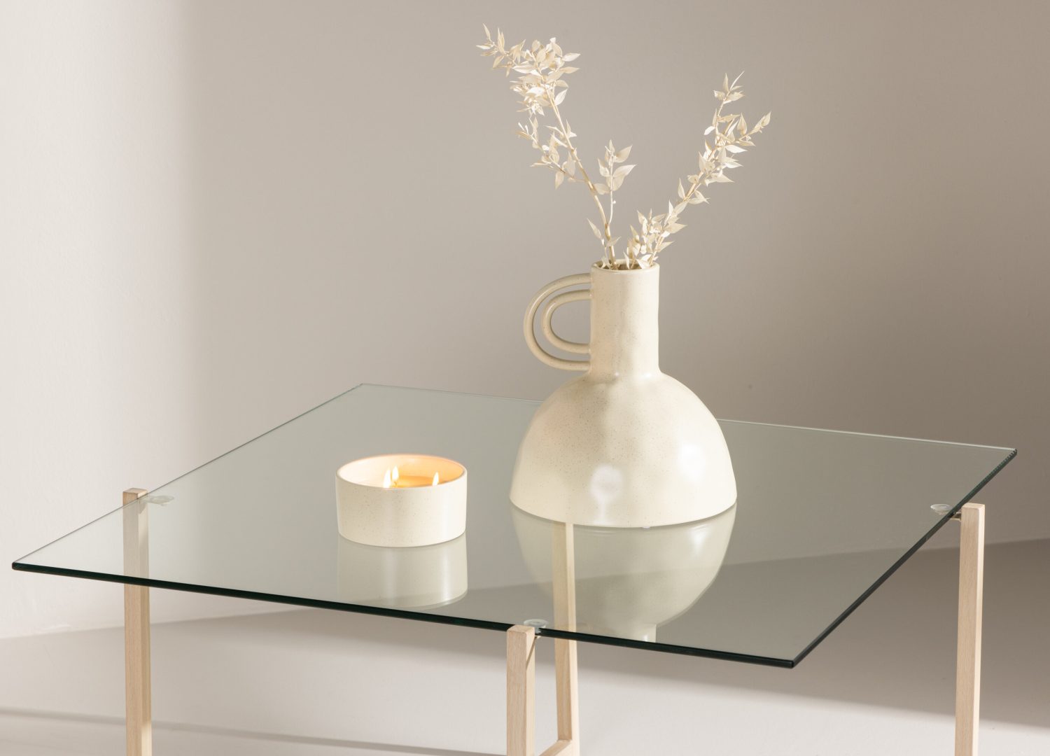 Table basse Hybrid transparent dans un salon contemporain