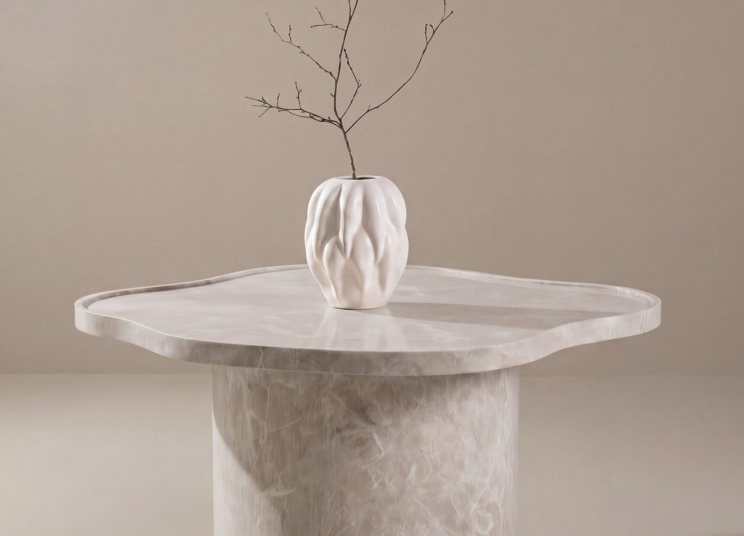 Table basse Ilse beige dans un salon contemporain