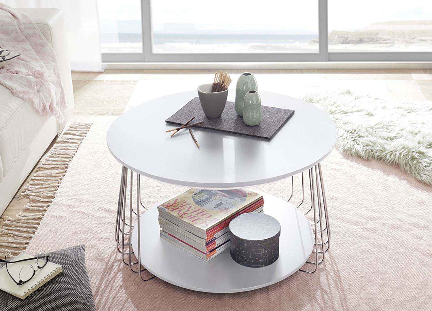 Table basse industrielle blanc laqué mat et métal chromé