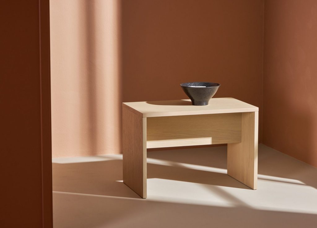 Table basse Juni blanchi dans un salon contemporain
