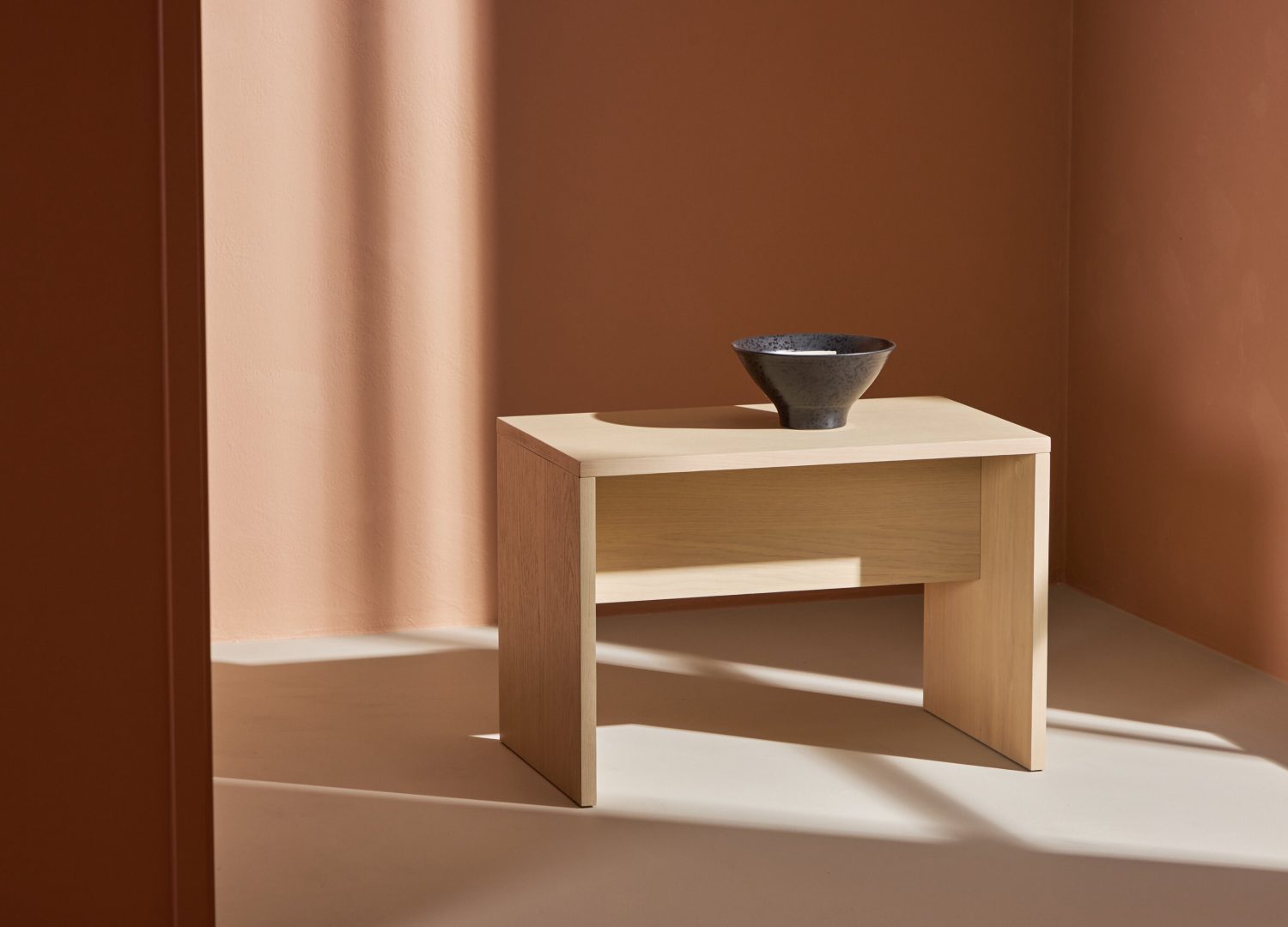 Table basse Juni blanchi dans un salon contemporain
