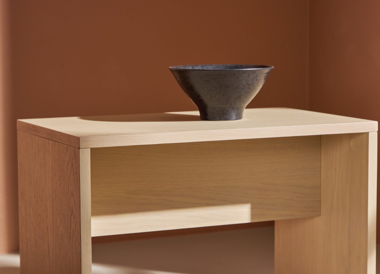 Table basse Juni blanchi dans un salon contemporain