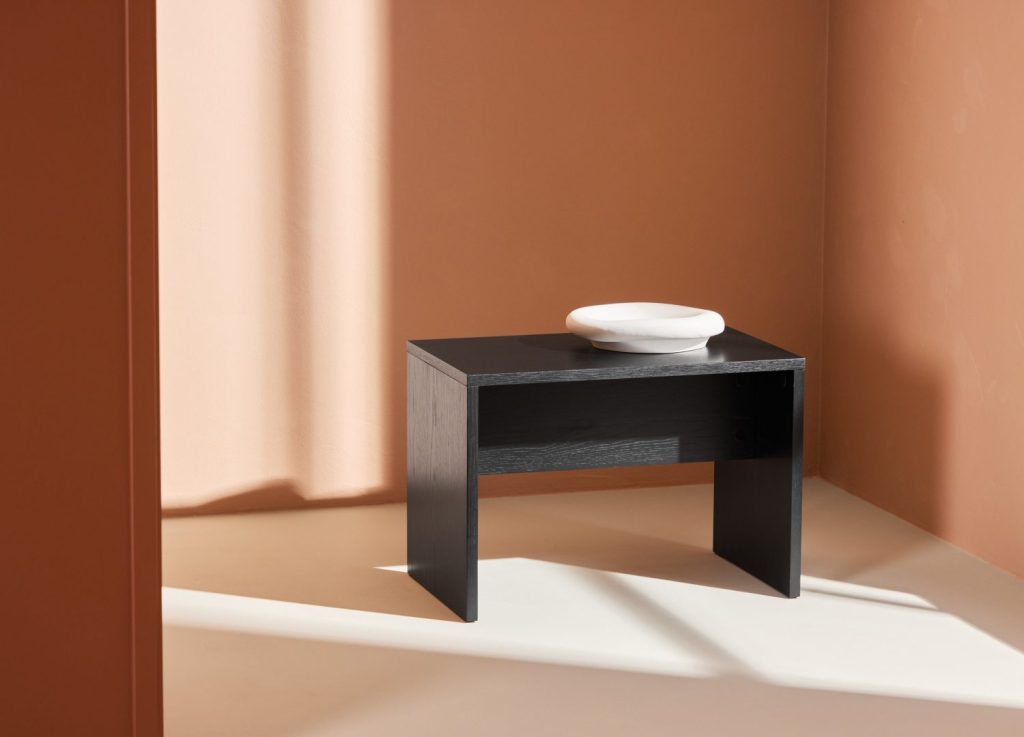 Table basse Juni noir dans un salon contemporain