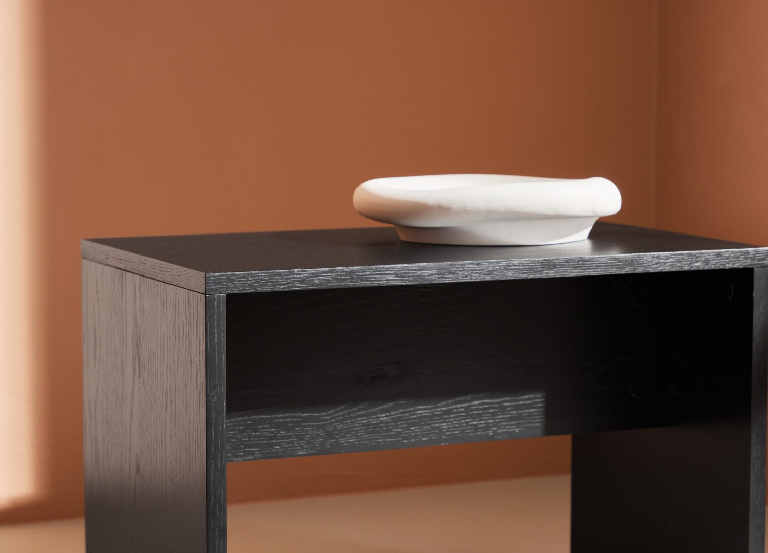 Table basse Juni noir dans un salon contemporain