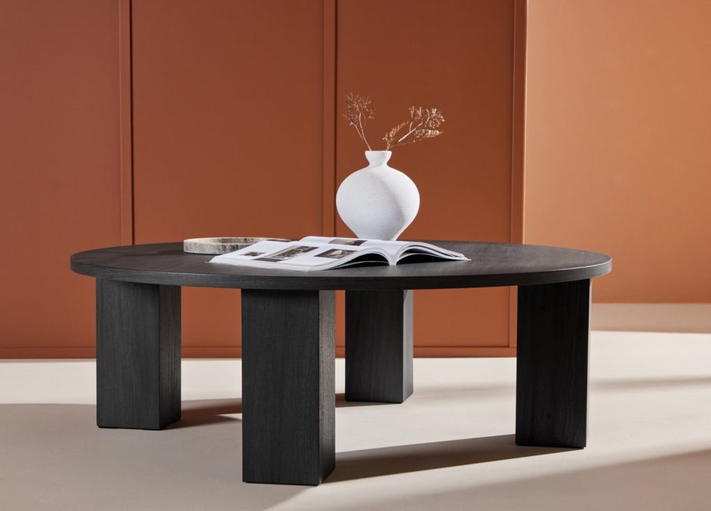 Table basse Juno noir dans un salon contemporain
