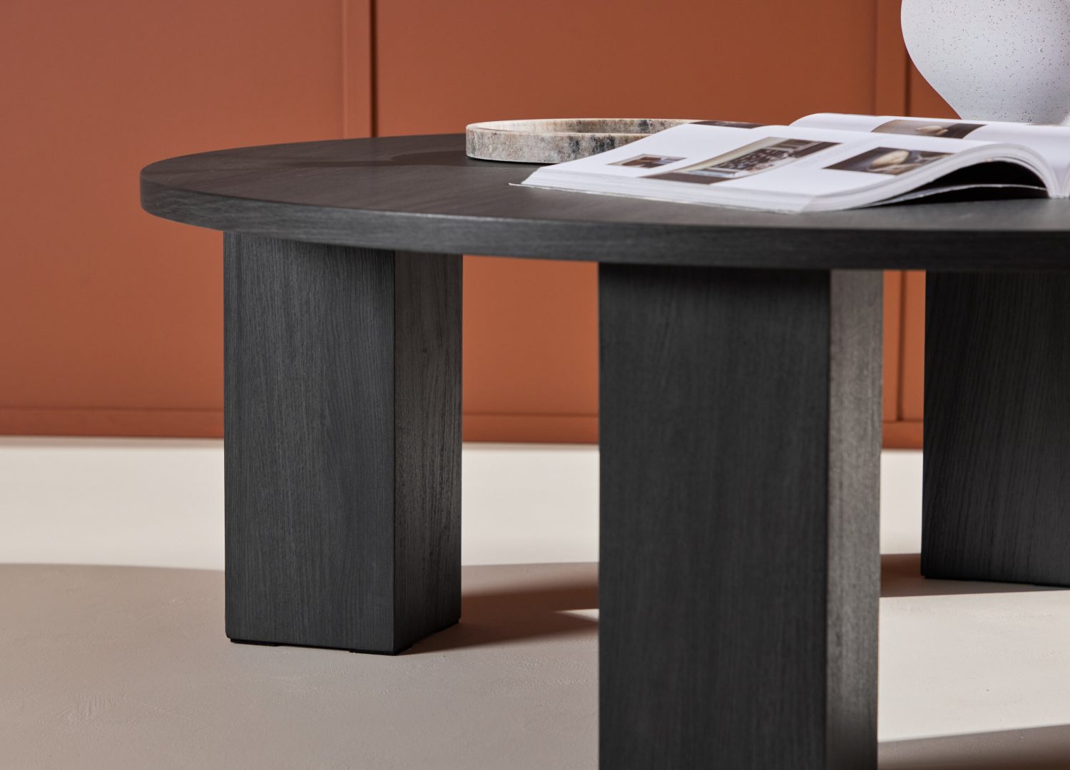 Table basse Juno noir dans un salon contemporain