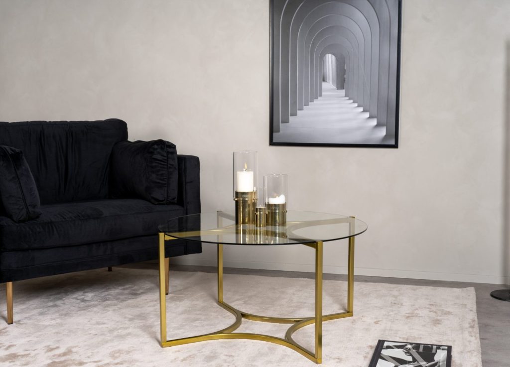 Table basse Kivik doré dans un salon contemporain