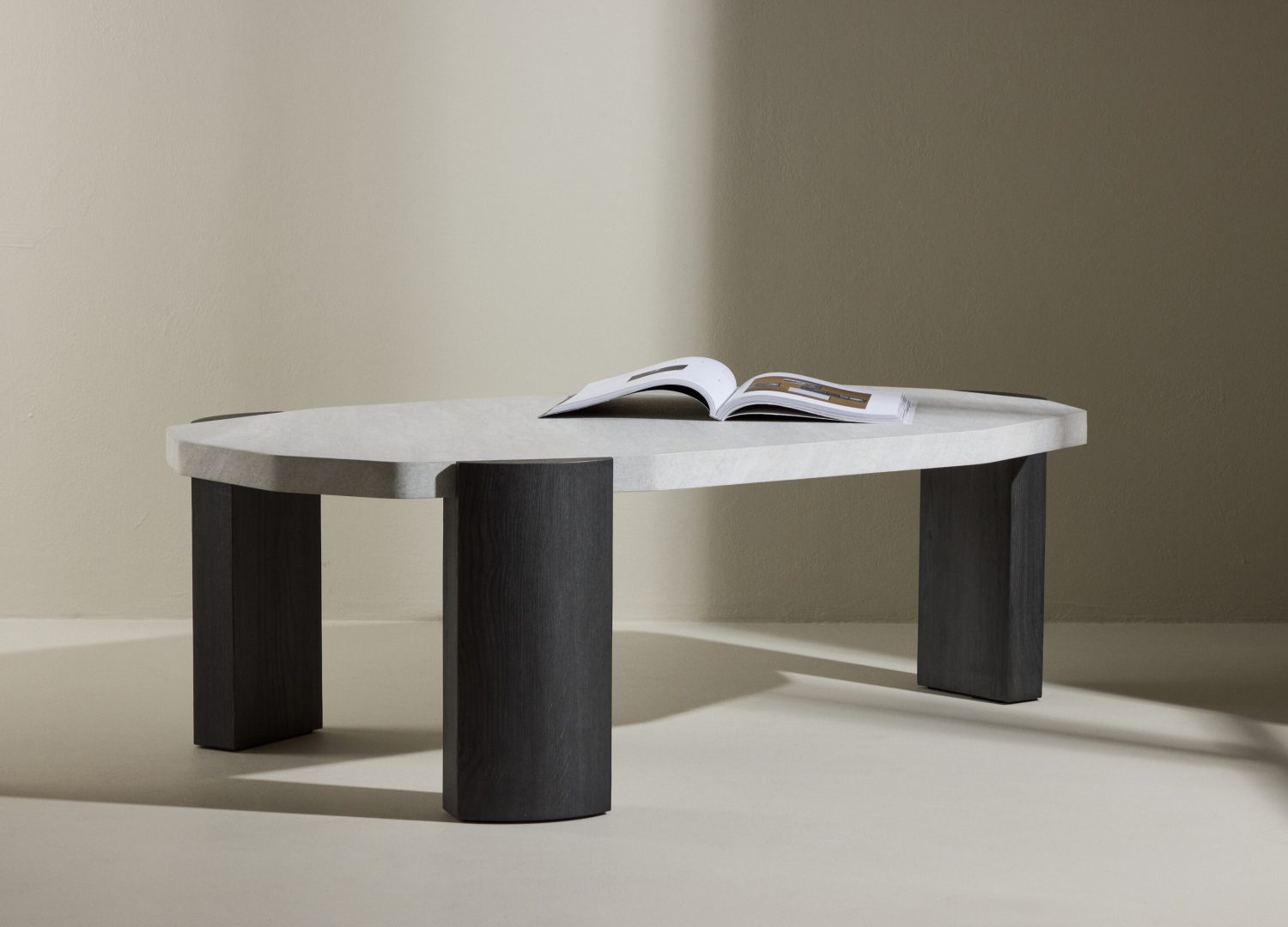 Table basse Kres beige dans un salon contemporain