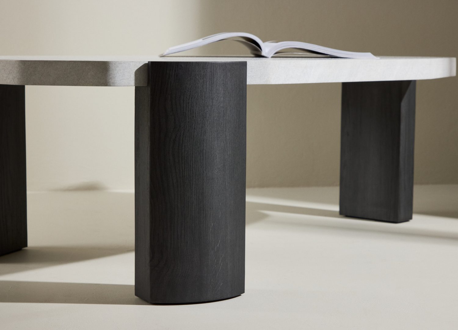 Table basse Kres beige dans un salon contemporain