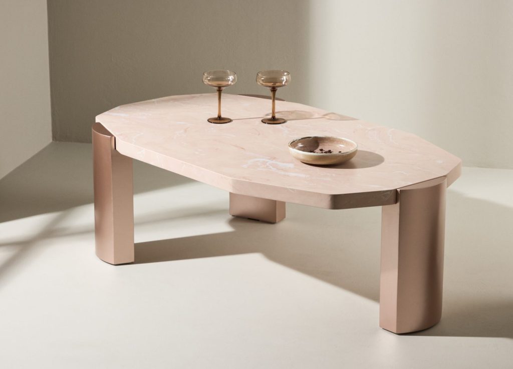 Table basse Kres rose dans un salon contemporain