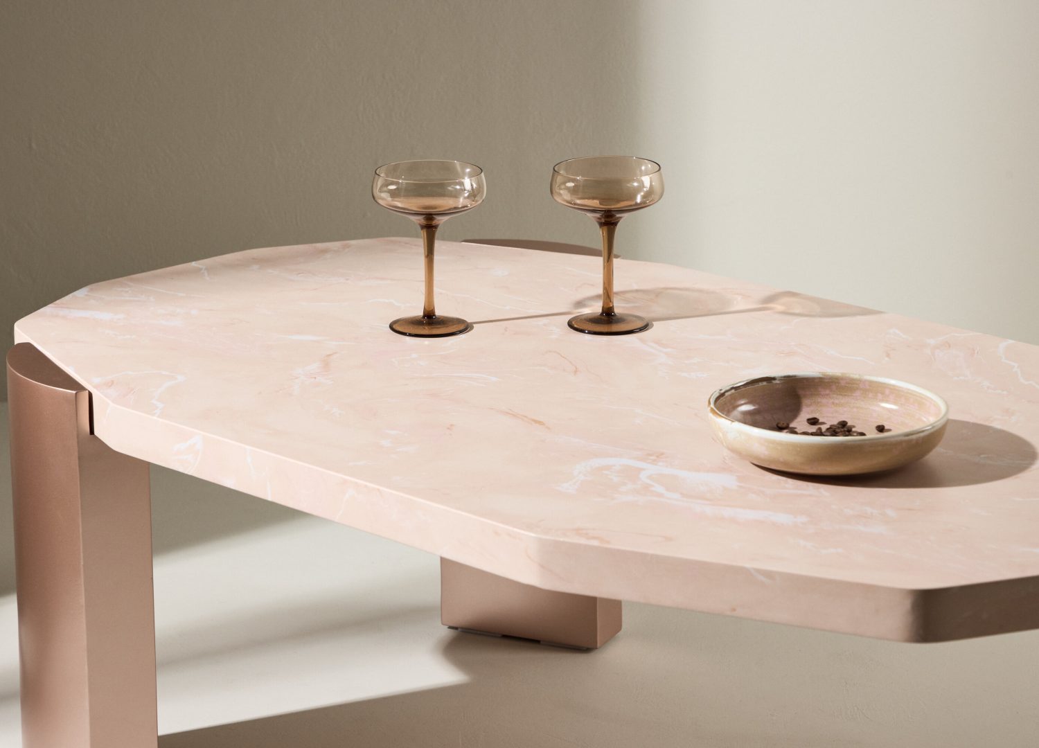 Table basse Kres rose dans un salon contemporain