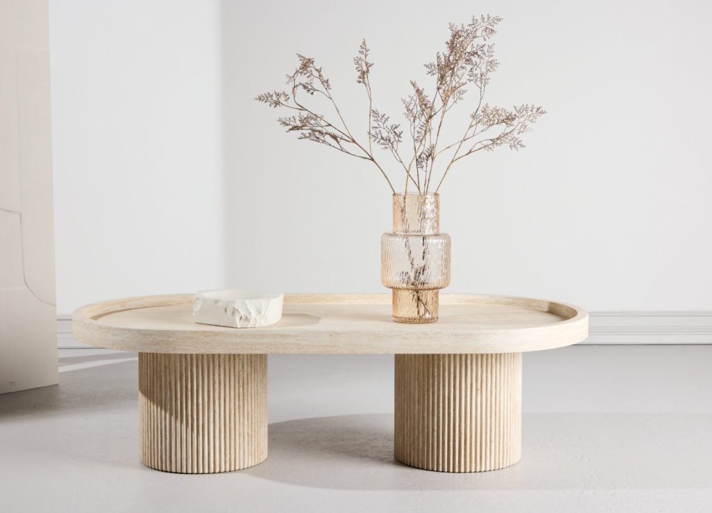 Table basse Krille beige dans un salon contemporain