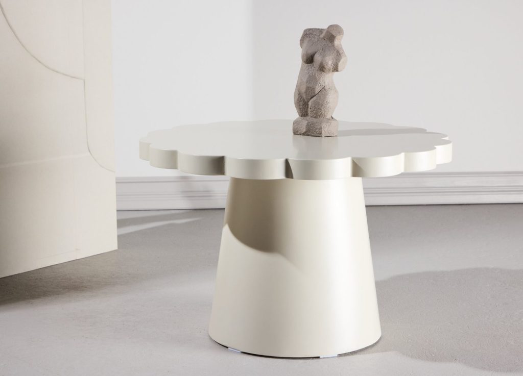 Table basse Krull beige dans un salon contemporain