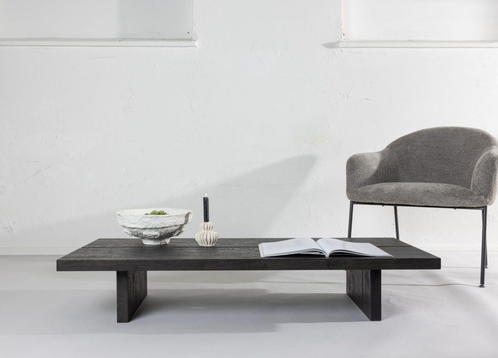 Table basse Lancester noir dans un salon contemporain