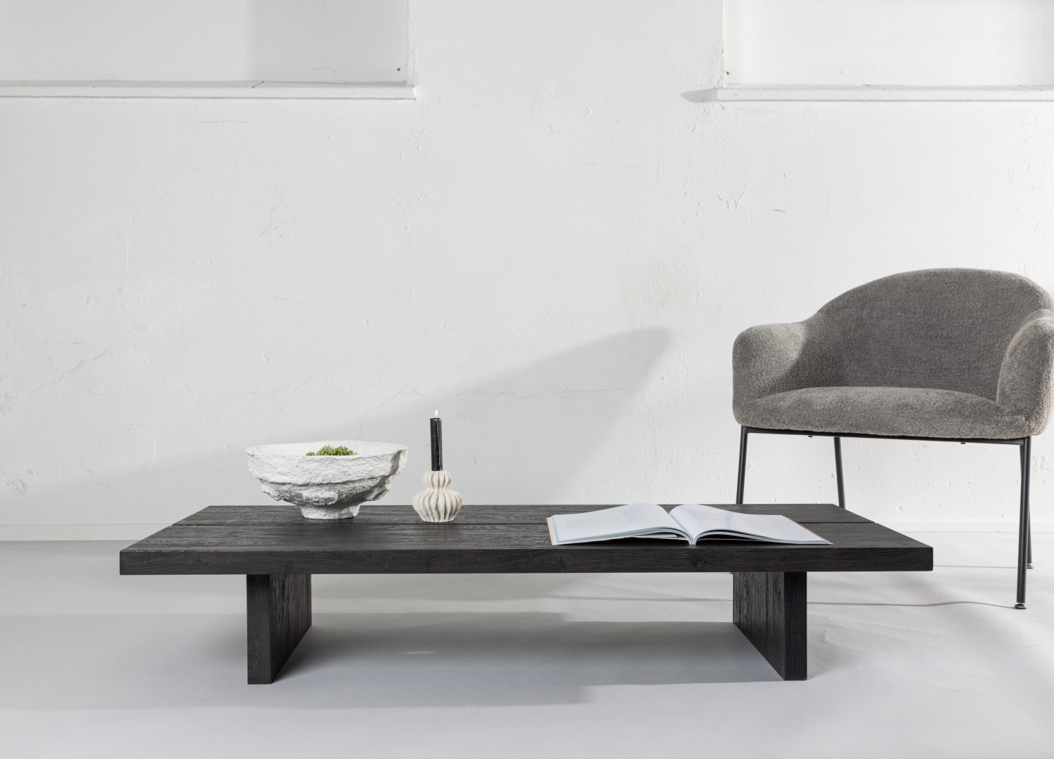 Table basse Lancester noir dans un salon contemporain