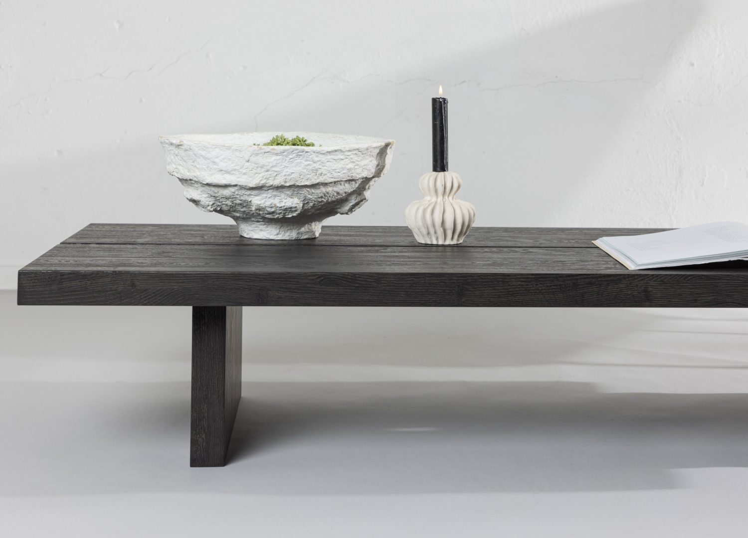 Table basse Lancester noir dans un salon contemporain