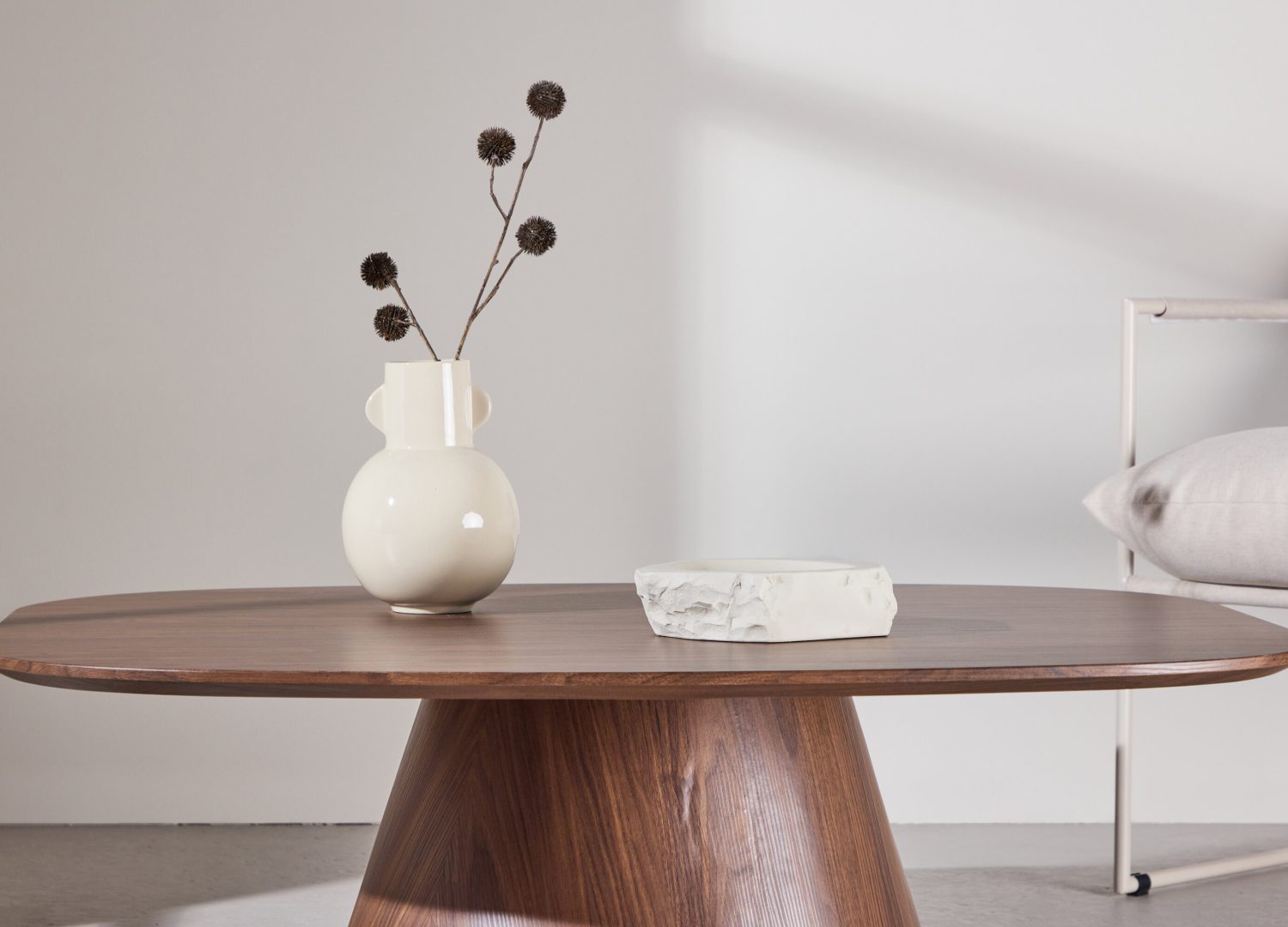 Table basse Lanzo moka dans un salon contemporain