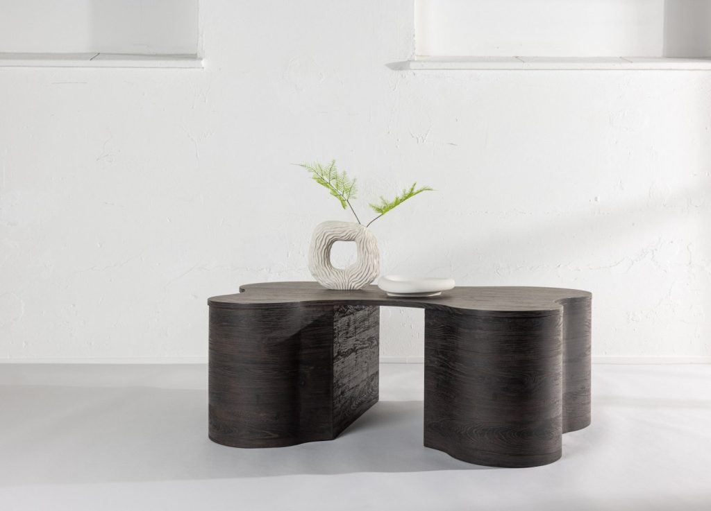 Table basse Larvik moka dans un salon contemporain