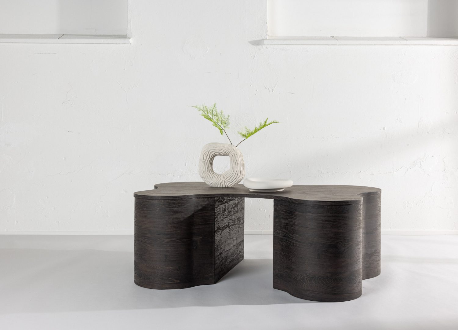 Table basse Larvik moka dans un salon contemporain