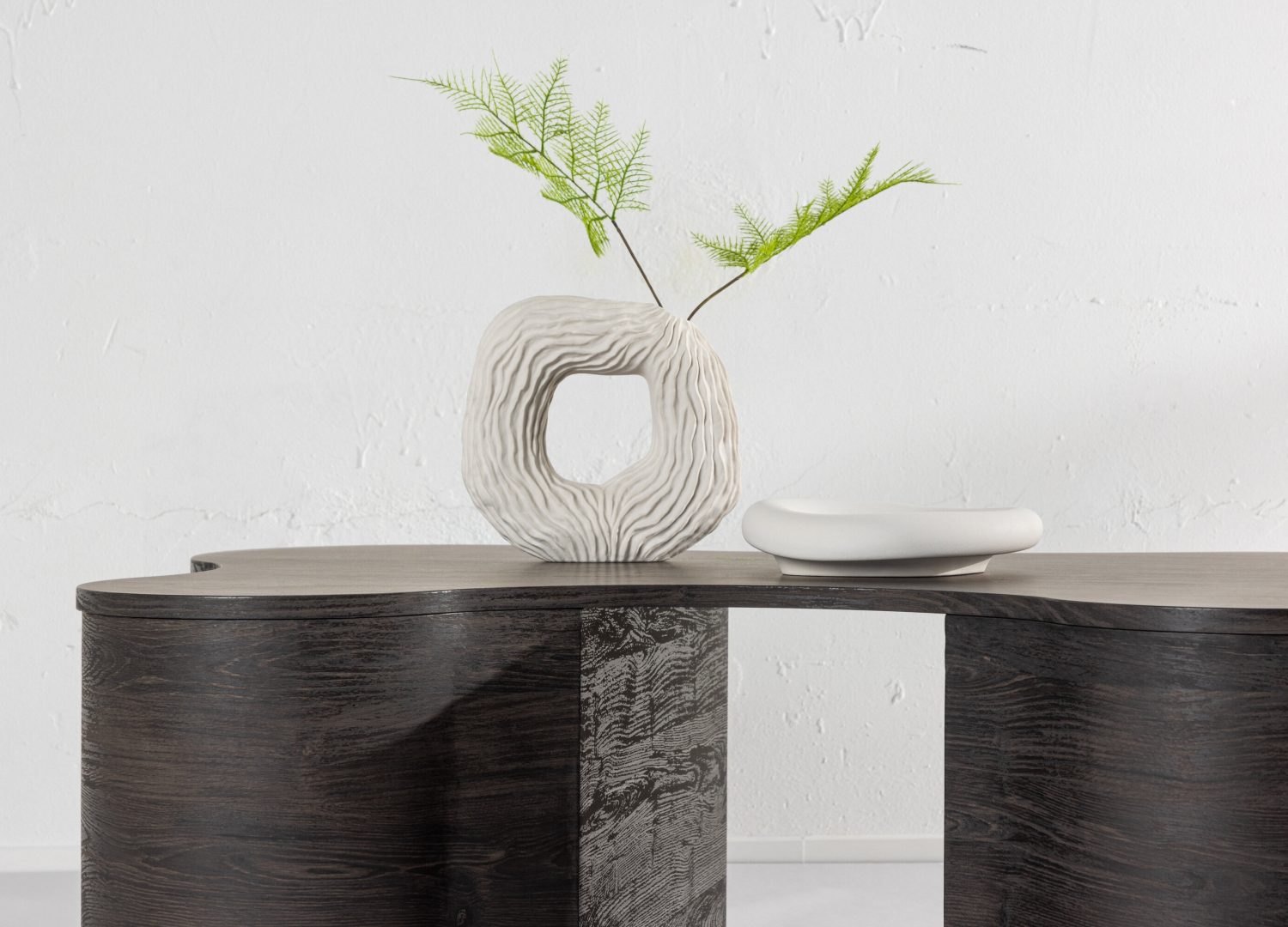 Table basse Larvik moka dans un salon contemporain
