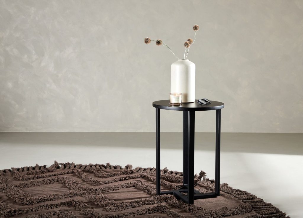 Table basse Lawton noir dans un salon contemporain