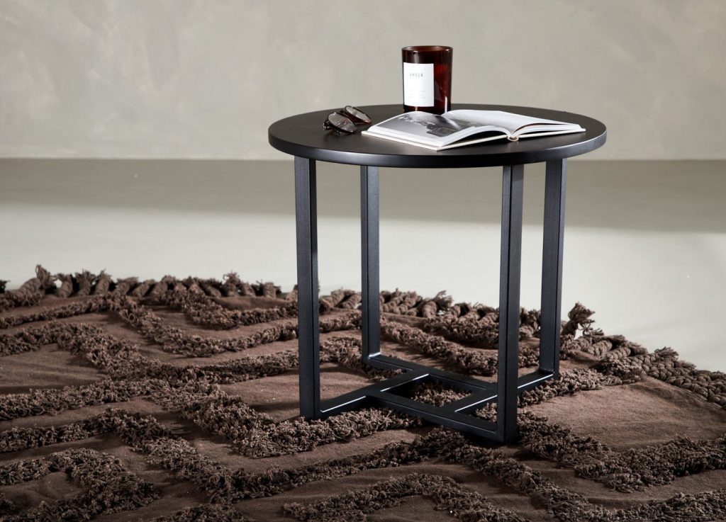 Table basse Lawton noir dans un salon contemporain