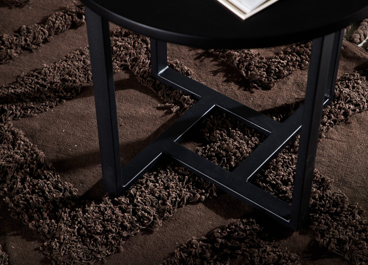 Table basse Lawton noir dans un salon contemporain