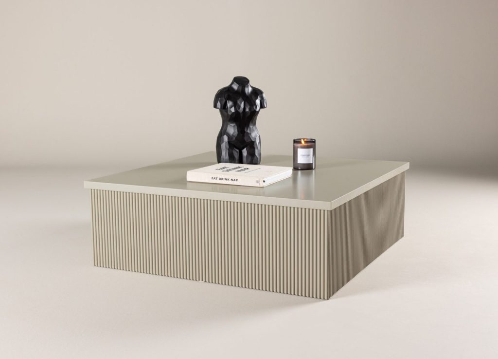 Table basse Lenox beige dans un salon contemporain