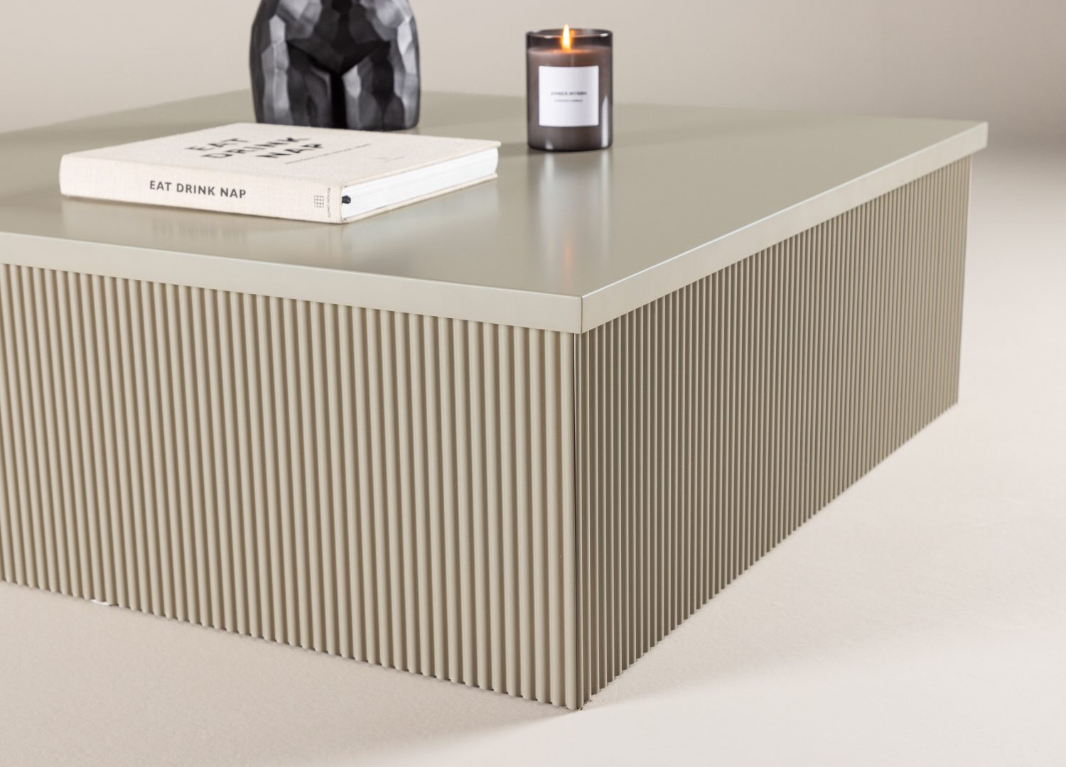 Table basse Lenox beige dans un salon contemporain