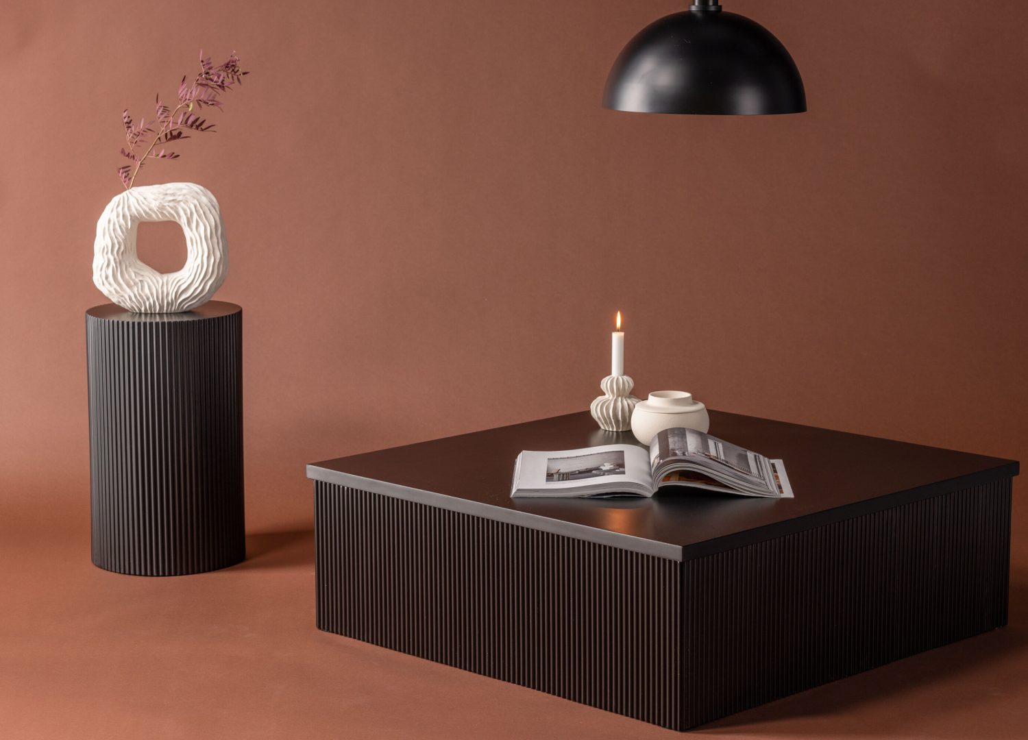 Table basse Lenox noir dans un salon contemporain