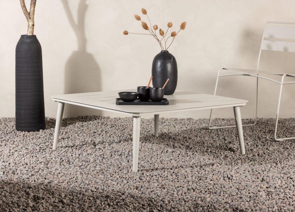 Table basse Lina beige dans un salon contemporain