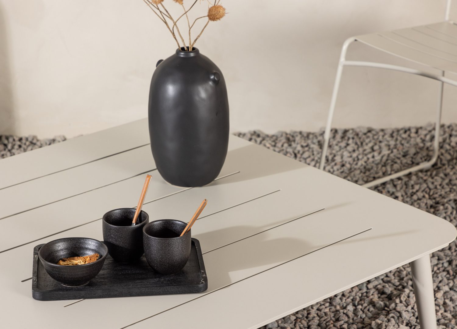 Table basse Lina beige dans un salon contemporain