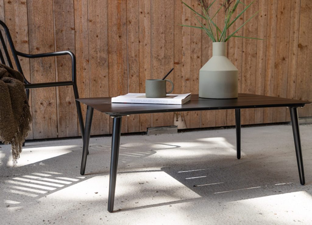 Table basse Lina noir dans un salon contemporain