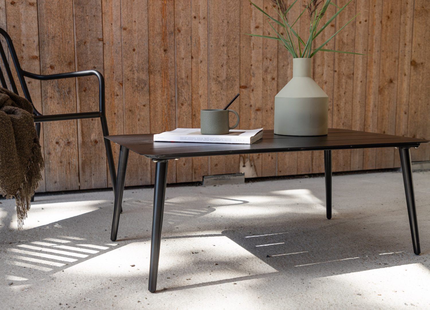Table basse Lina noir dans un salon contemporain