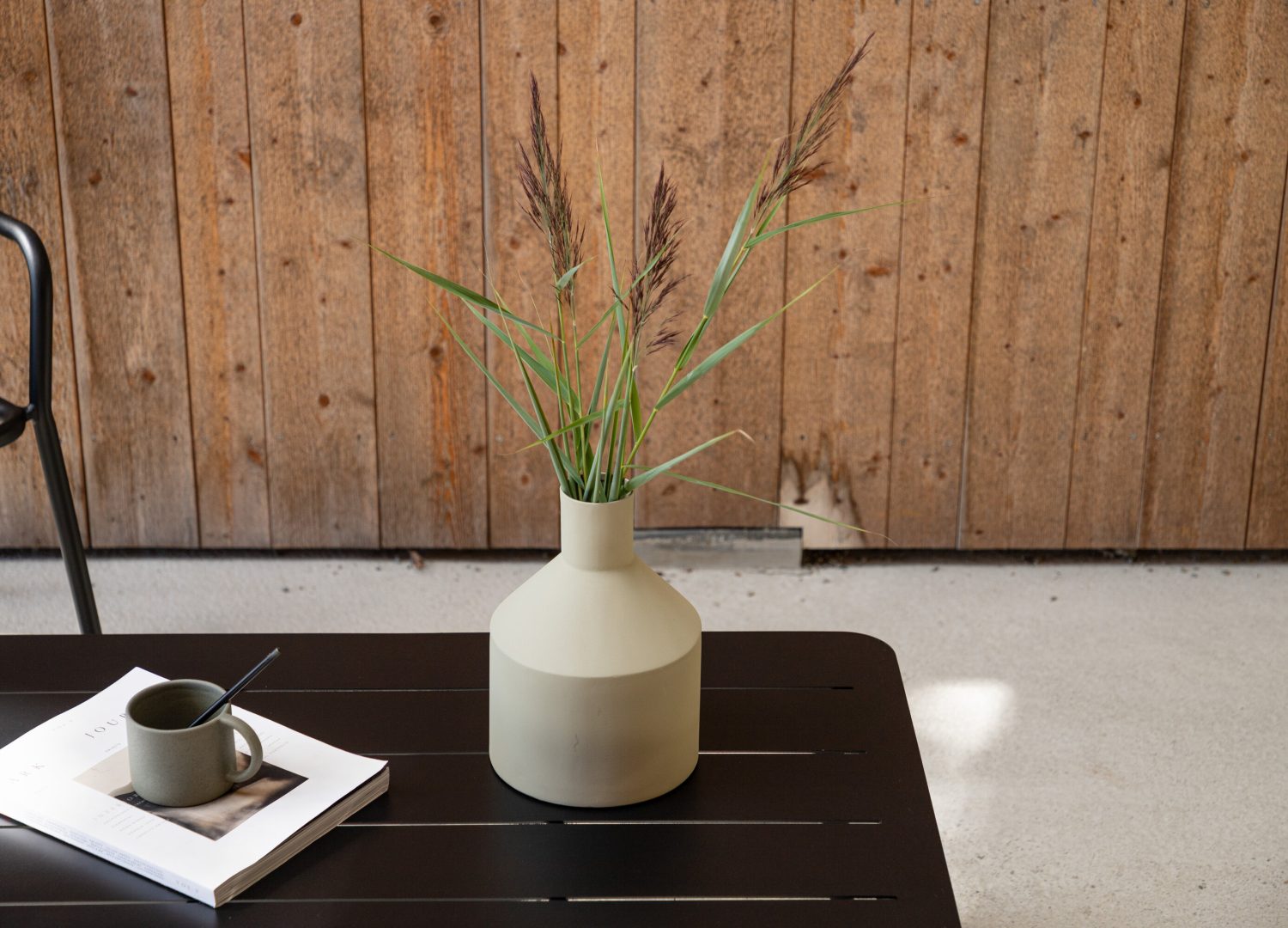 Table basse Lina noir dans un salon contemporain
