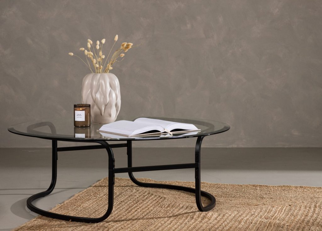 Table basse Lomma noir dans un salon contemporain