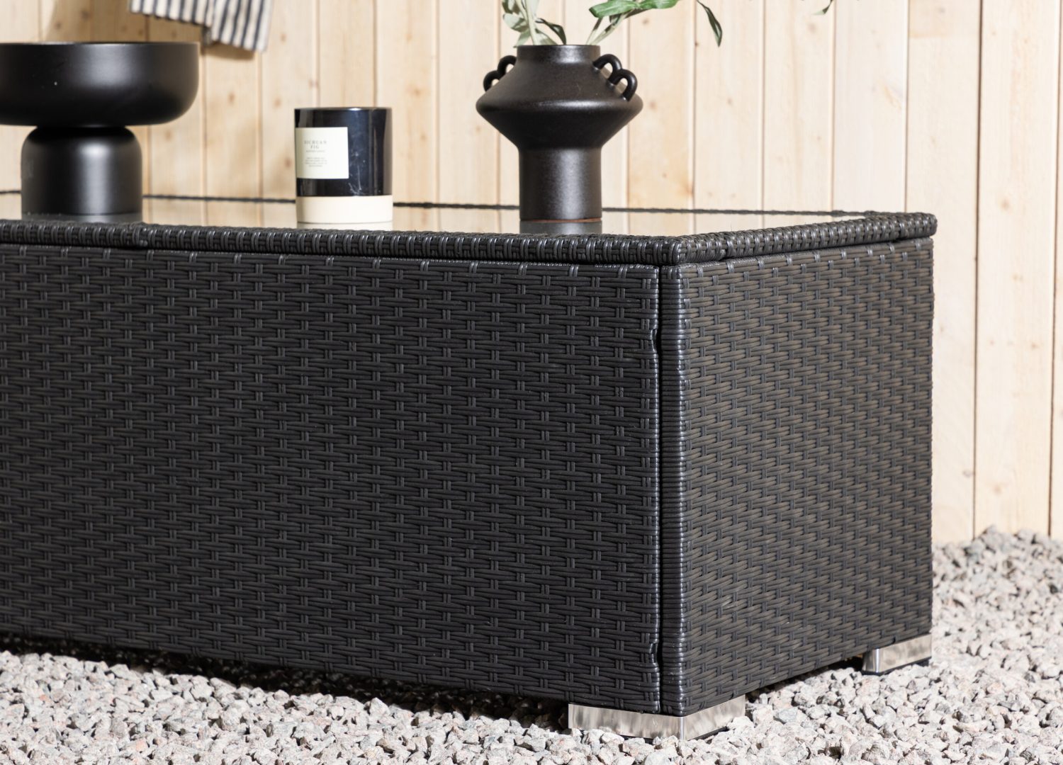Table basse London noir dans un salon contemporain