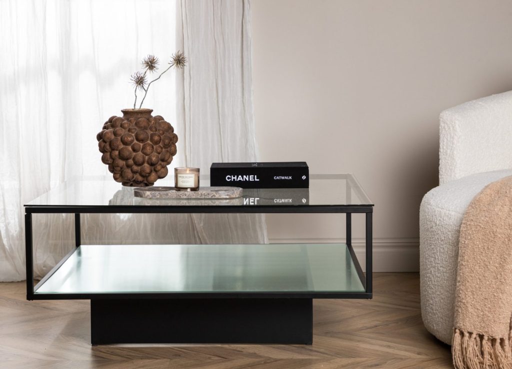 Table basse Maglehem noir dans un salon contemporain