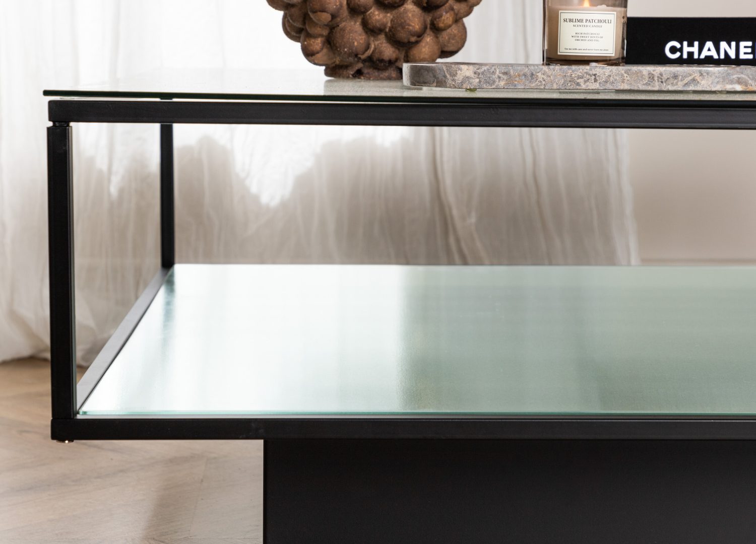 Table basse Maglehem noir dans un salon contemporain