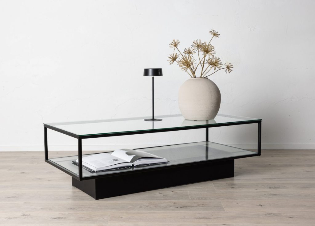 Table basse Maglehem noir dans un salon contemporain