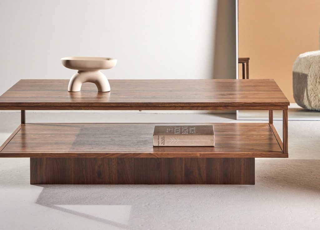 Table basse Maglehem noyer dans un salon contemporain