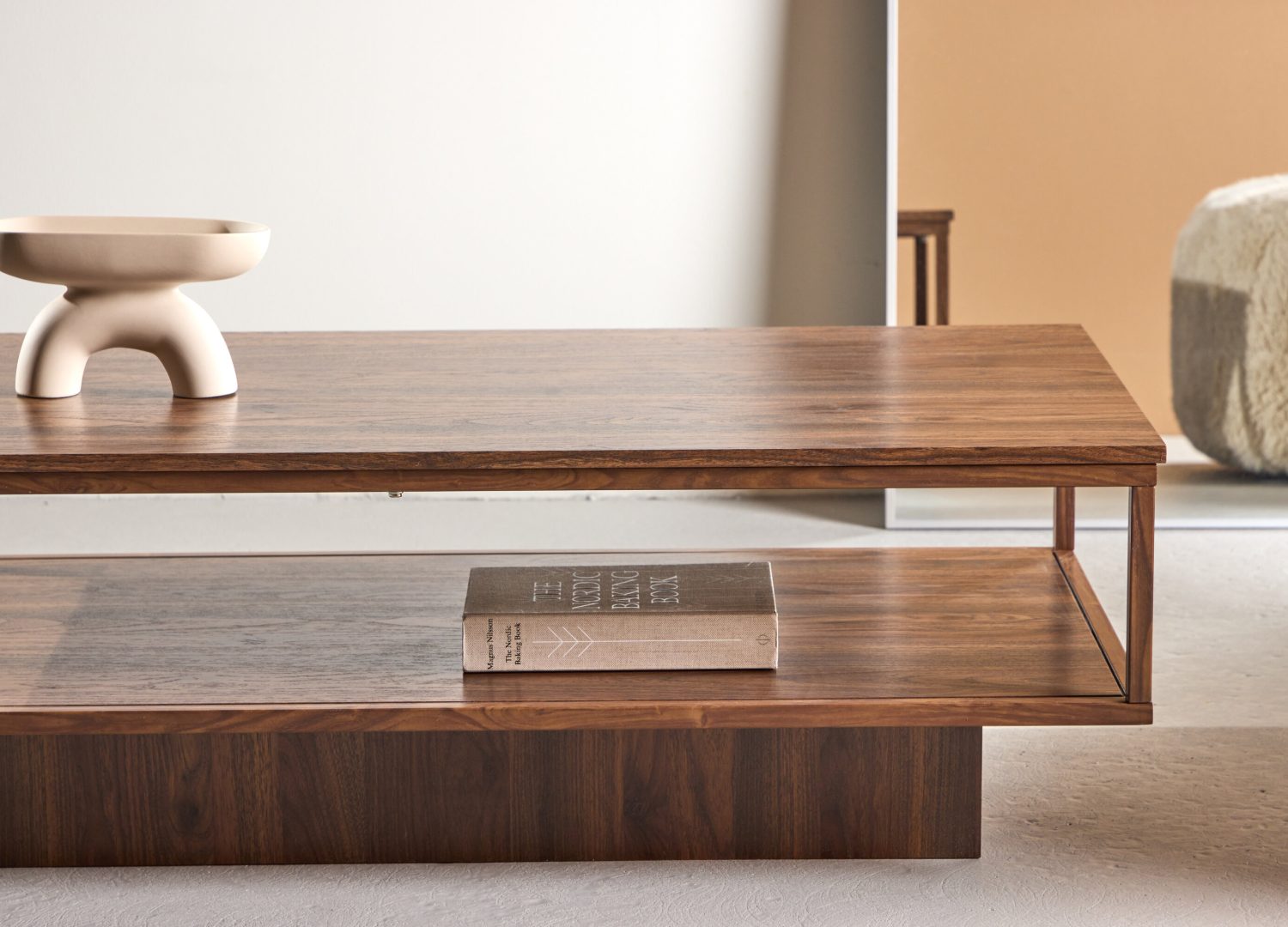 Table basse Maglehem noyer dans un salon contemporain