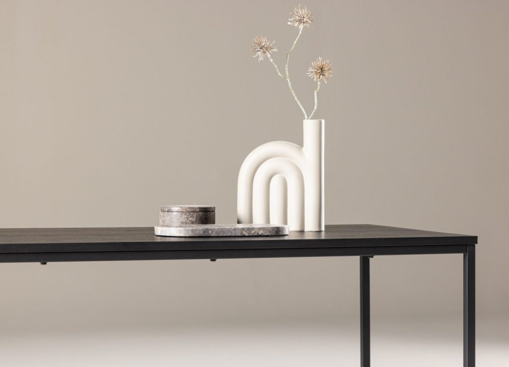Table basse Mallan noir dans un salon contemporain